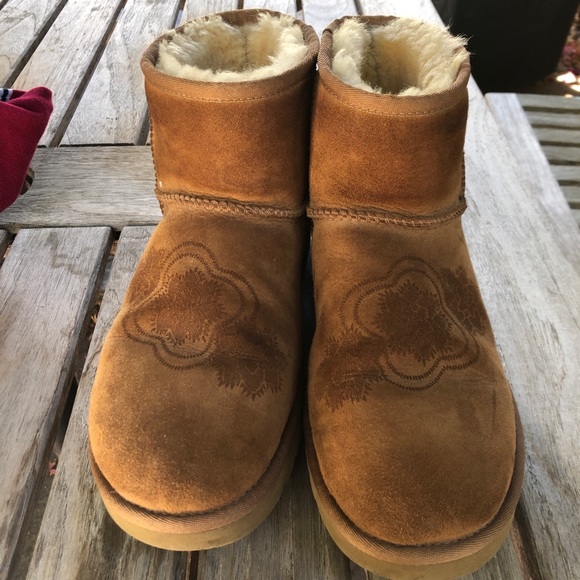 UGG Chestnut Mini II Boots with Mandala Pattern - Picture 3 of 4